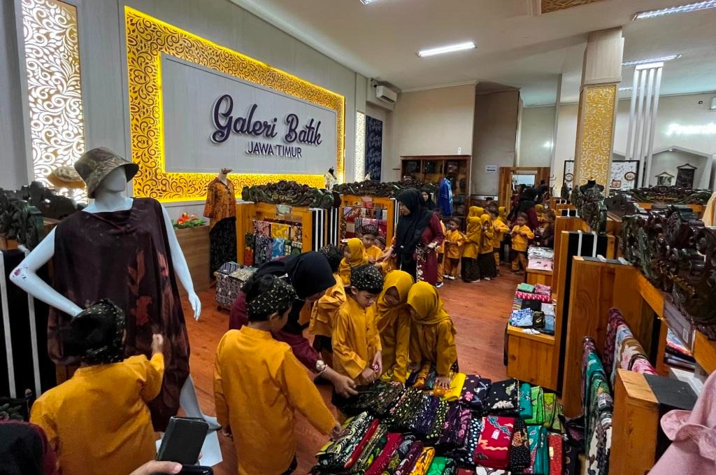 Galeri Batik dan Cinderamata Diskop UKM Jatim Jadi Tempat Edukasi Produk UMKM Jatim