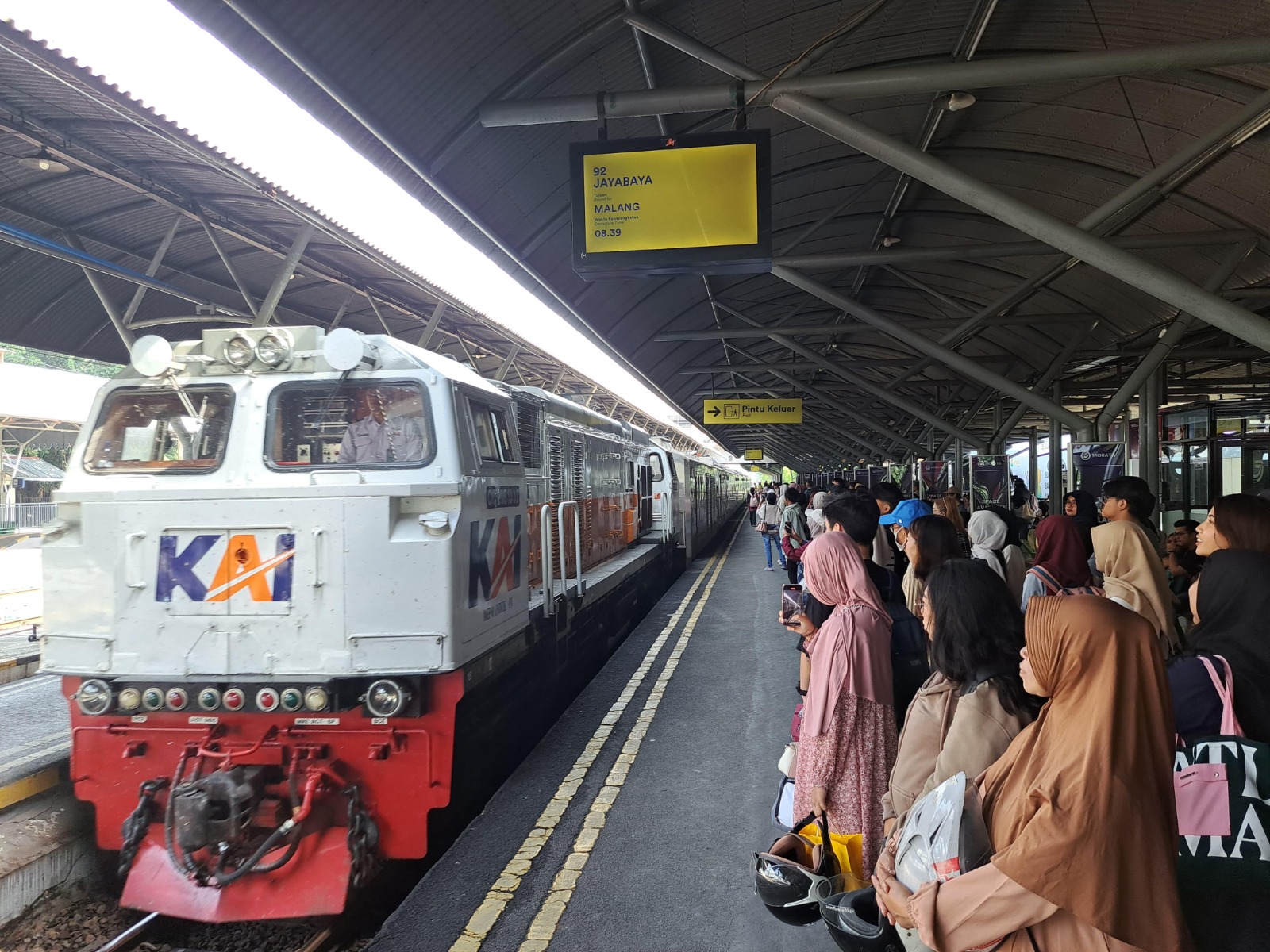 KAI Daop 8 Surabaya Siap Operasikan 58 Lokomotif dan 417 Kereta Angkutan Lebaran 2025