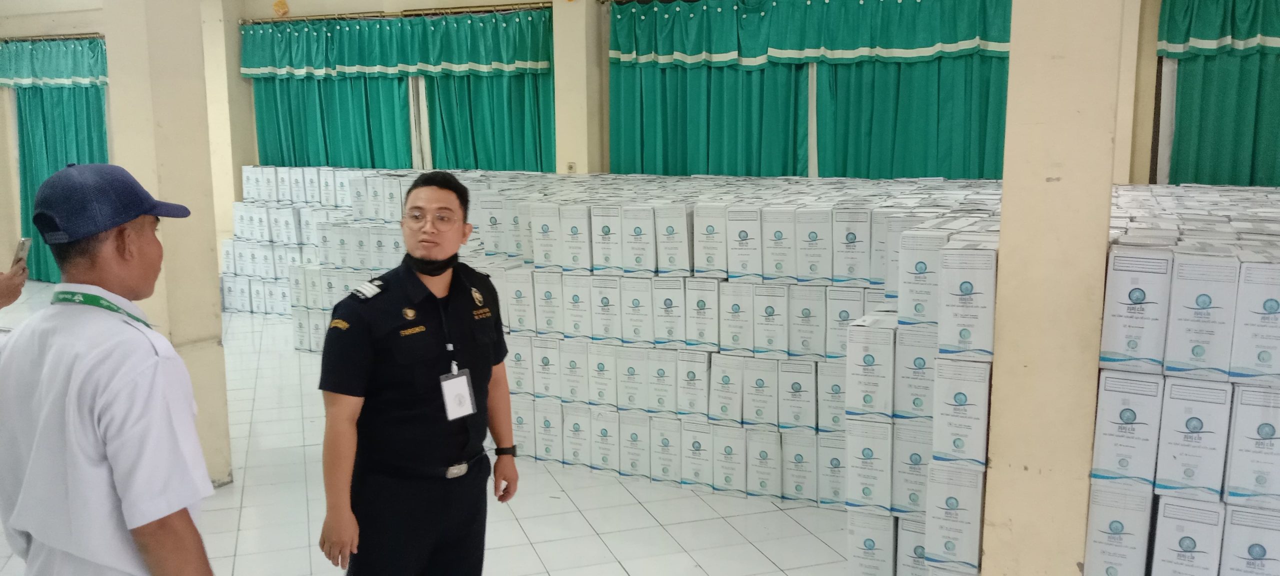 3.000 Kardus Air Zam-Zam Tiba di Embarkasi Surabaya Bertahap