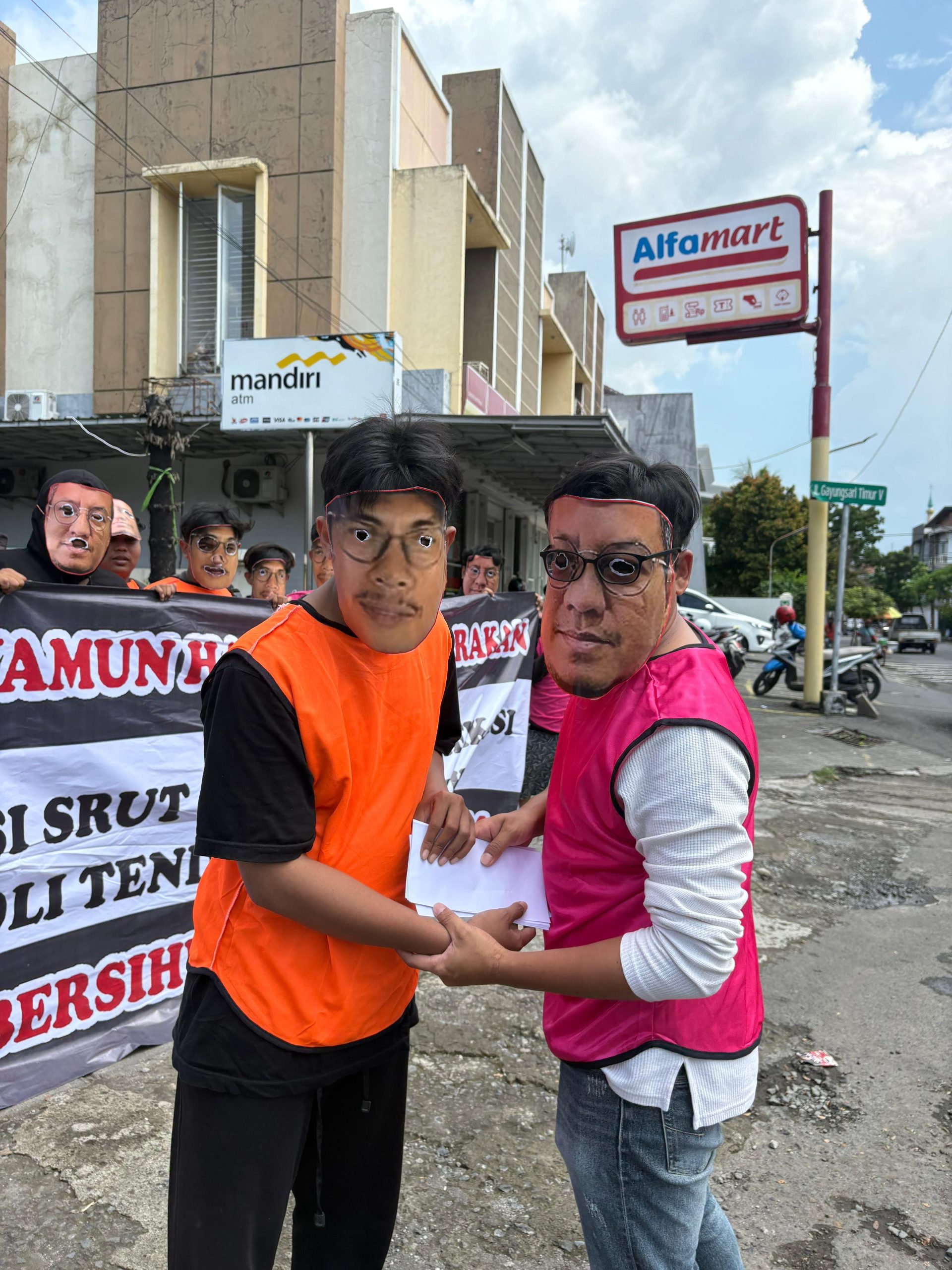 Aksi KCB Bagi Selebaran Kilas Balik Isu Gratifikasi Penerbitan SRUT, Nama Muiz Thohir & Fuad Nur Alam Mencuat