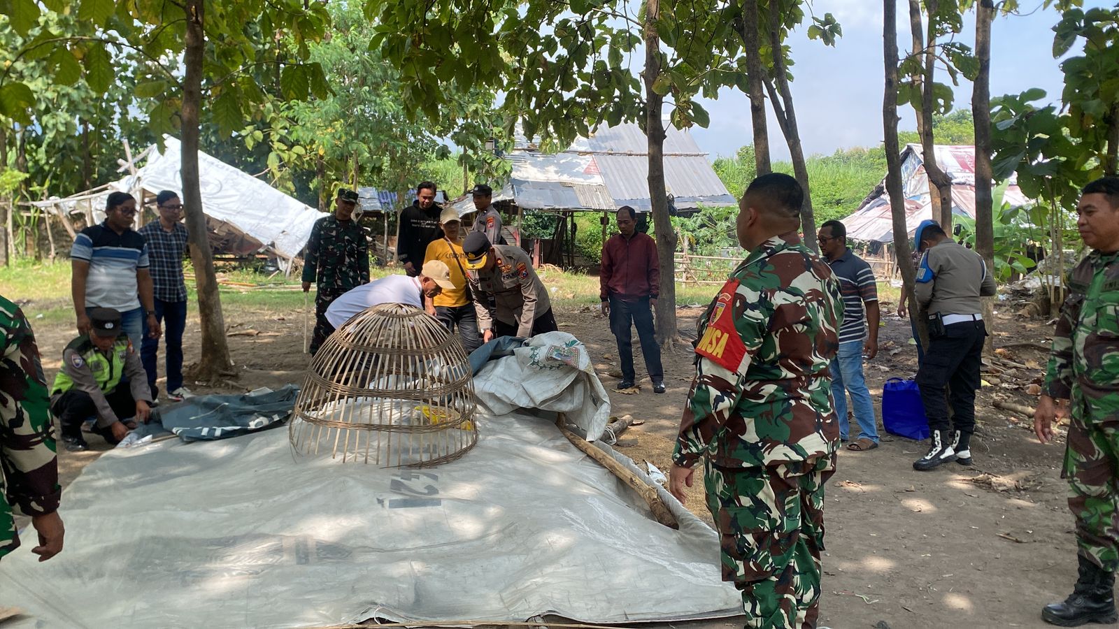 Menanggapi Laporan Masyarakat Mengenai Perjudian Sabung Ayam di Desa Lolawang, Kapolsek Ngoro Bersama Tiga Pilar Datangi dan Pemusnahan Perlengkapan Judi