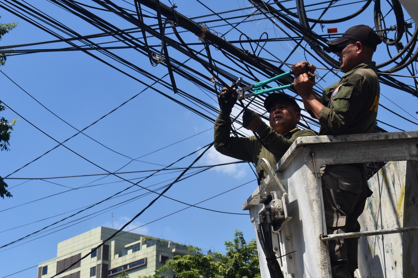 Pemkot Surabaya Tertibkan Kabel Utilitas Ilegal di Lima Lokasi