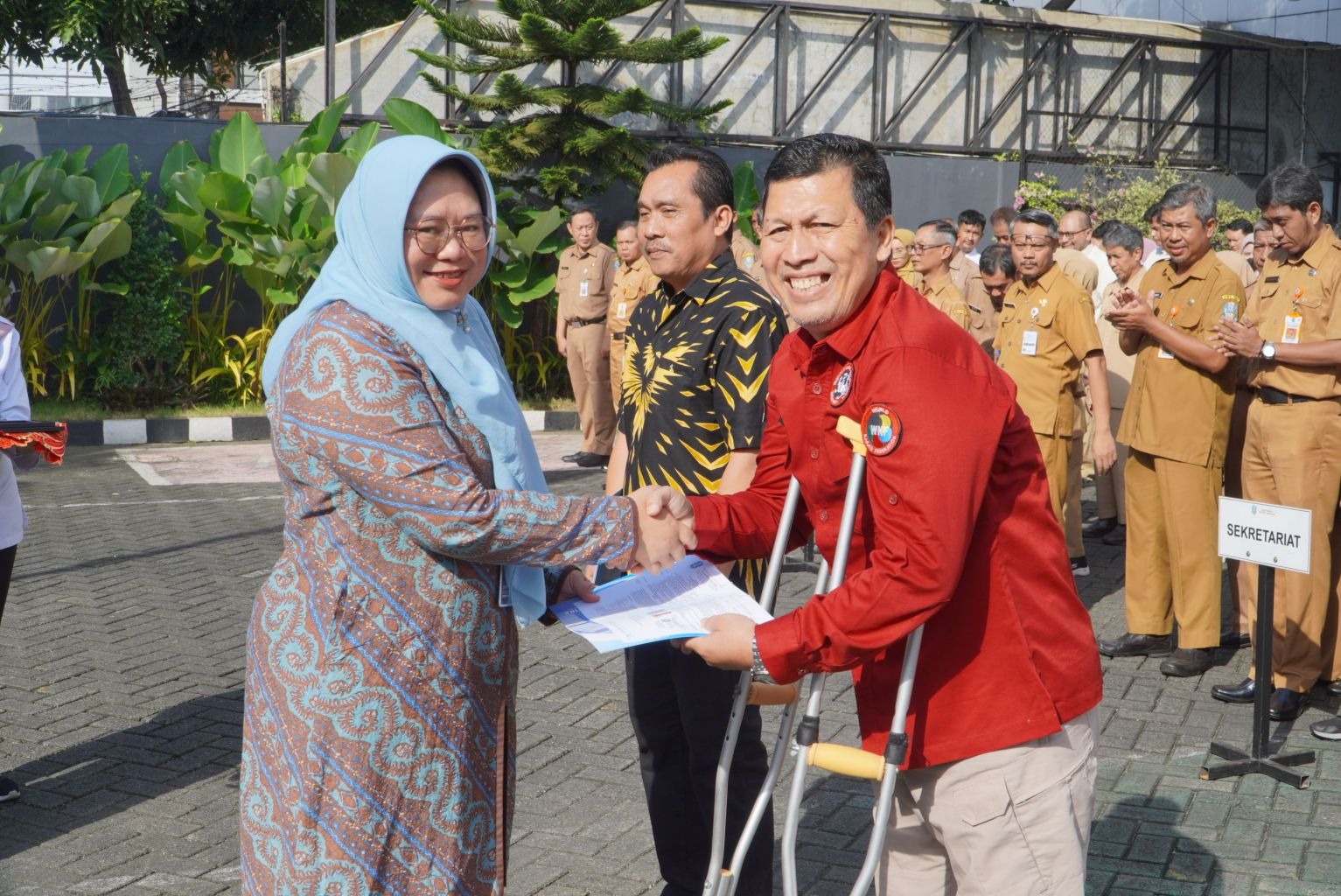 Kadis Kominfo Jatim Serahkan SK Purna Tugas