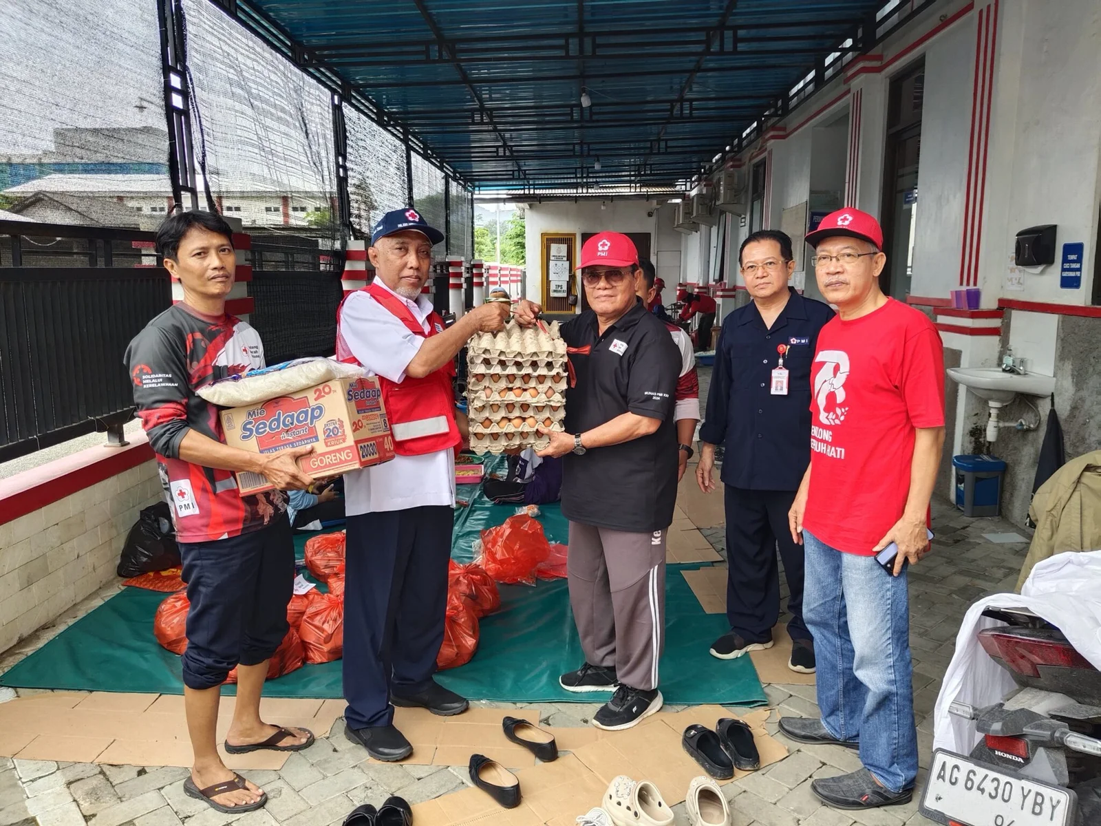 PMI Tulungagung Salurkan Bantuan Logistik untuk Bencana Banjir di Trenggalek