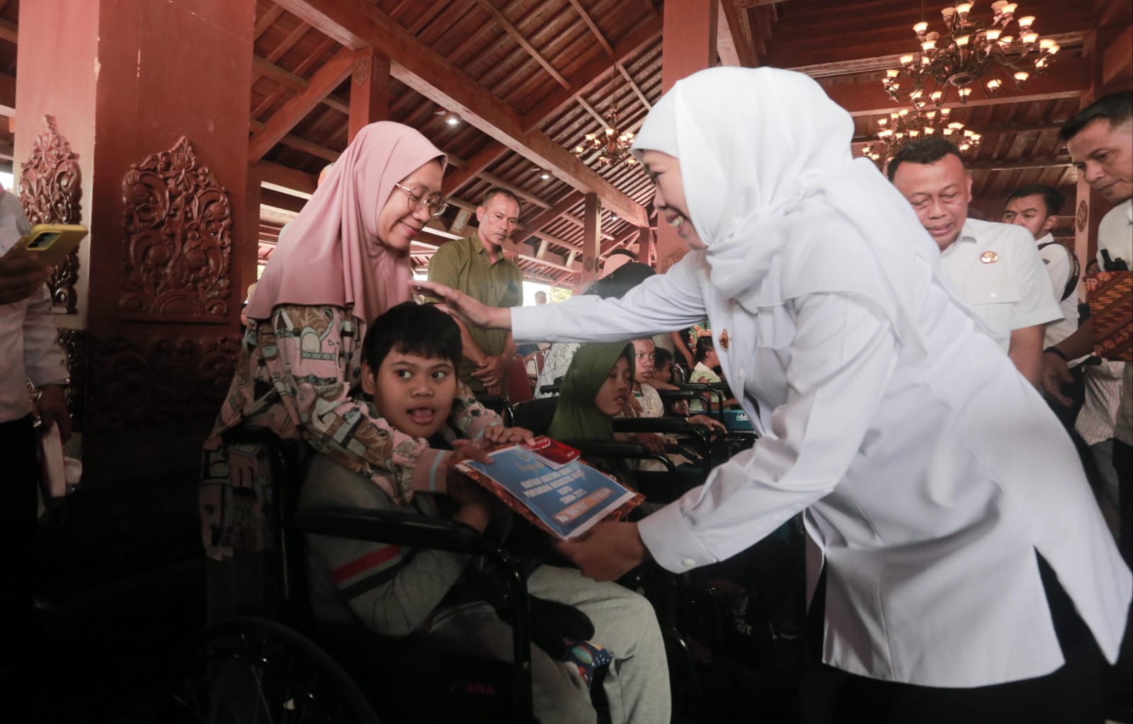 Gubernur Khofifah Salurkan Bantuan dan Dorong Pemberdayaan Masyarakat di Kabupaten Ponorogo