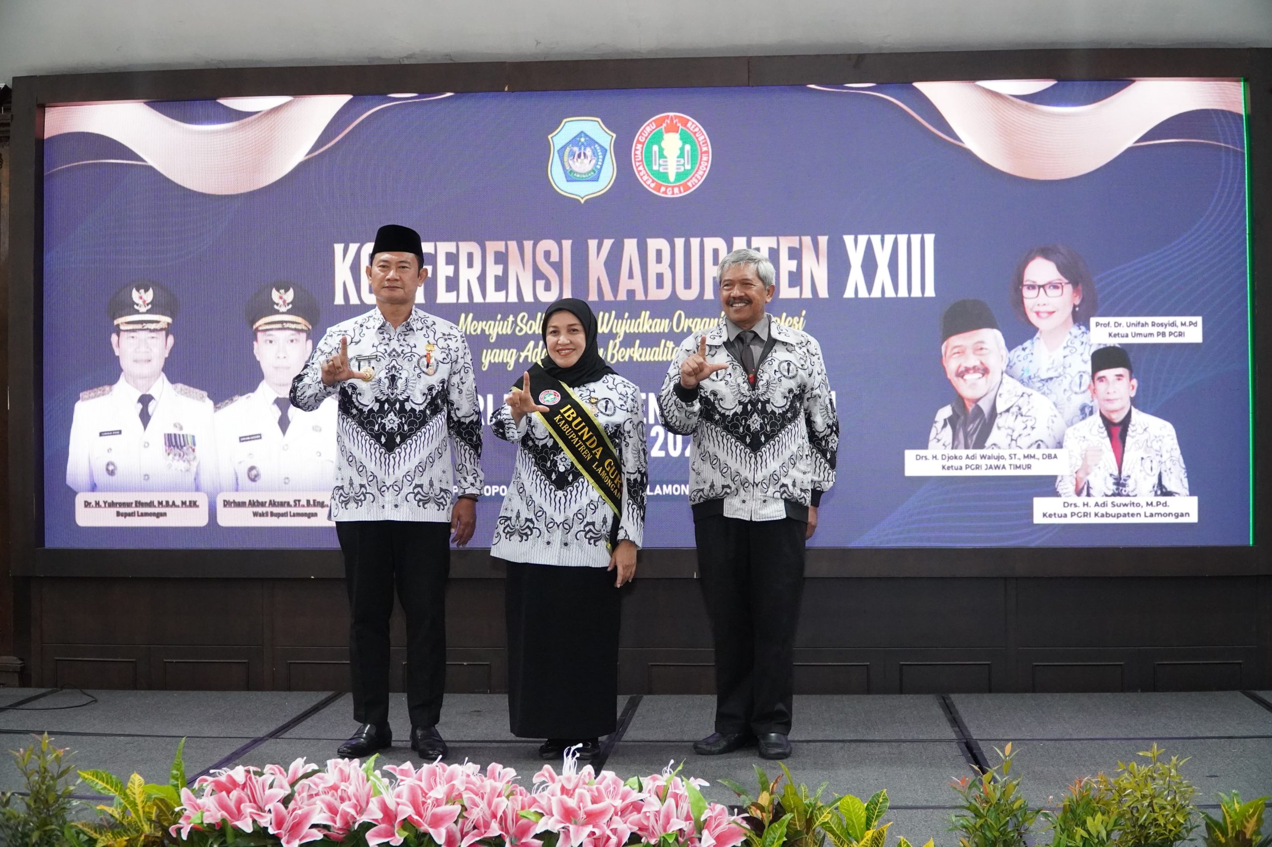 Anis Kartika Yuhronur Efendi, Ibunda PGRI Lamongan