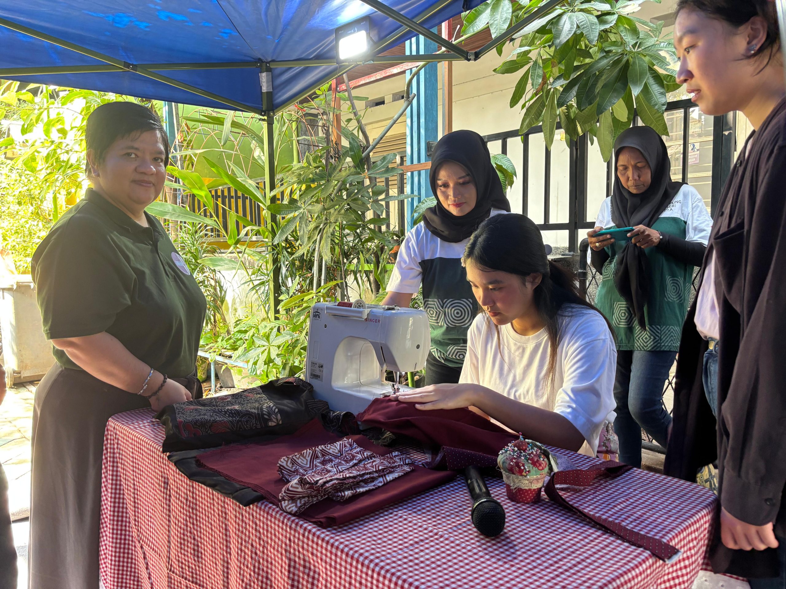 Mahasiswa Thailand dan UKWMS Belajar Menjahit Eco Bag di KBA Kampoeng Oase Ondomohen Surabaya