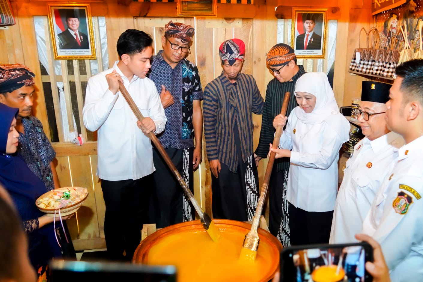 Berdaya Ekonomi Kreatif di Jatim, Wapres Gibran dan Gubernur Khofifah Apresiasi Bazar Blitar Djadoel