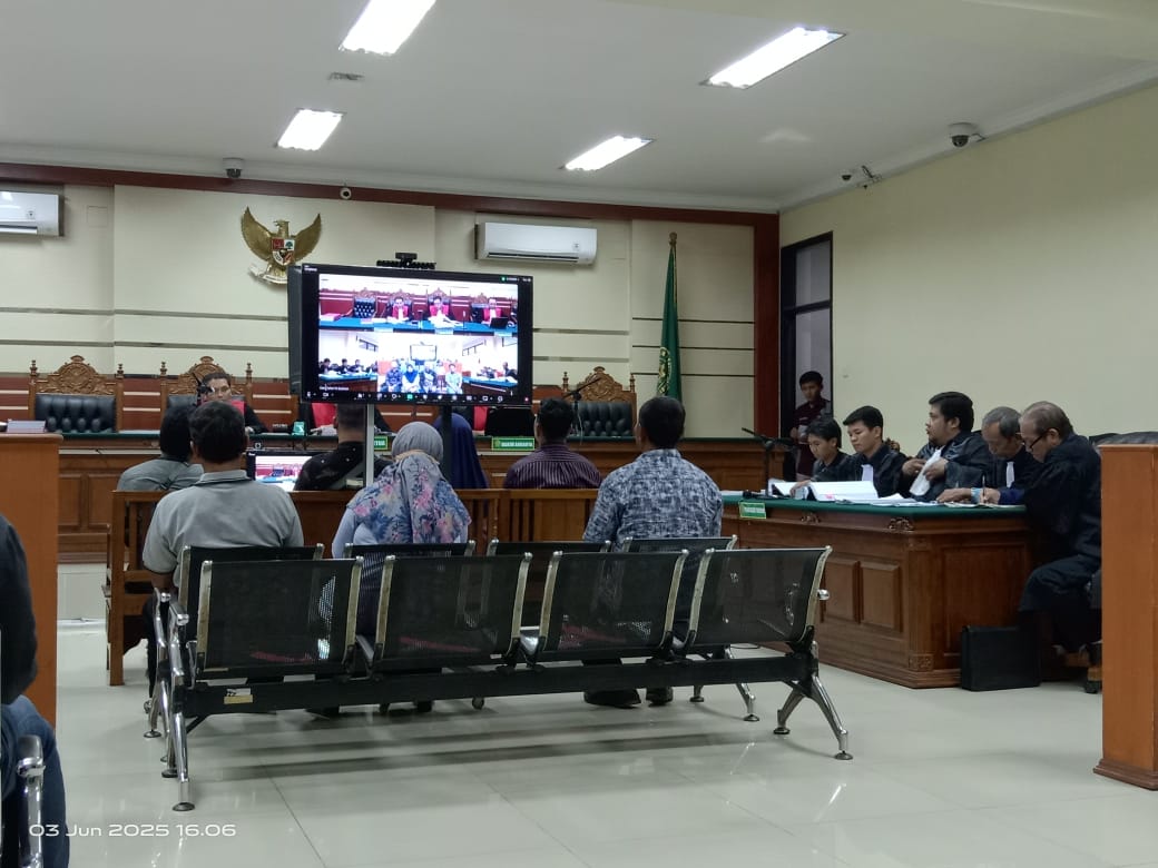 Keluarga Terdakwa Kasus dugaan Pungli Program PTSL  Desa Trosobo.Saksi Di Larang Hadir Di dalam Persidangan