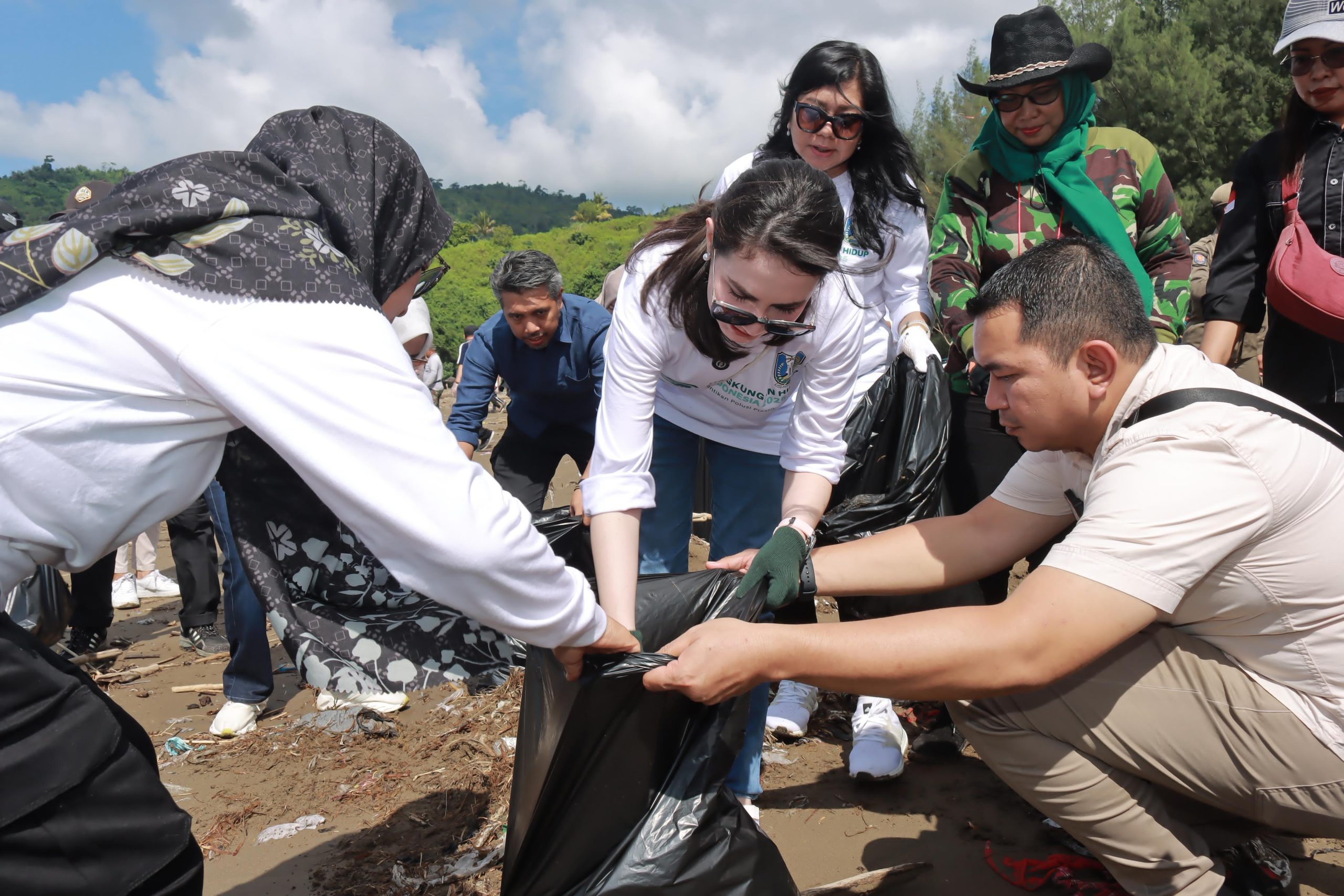 Bersih-Bersih Serentak di Pantai Gemah Tulungagung Pemprov Jatim Tegaskan Komitmen Hentikan Polusi Plastik