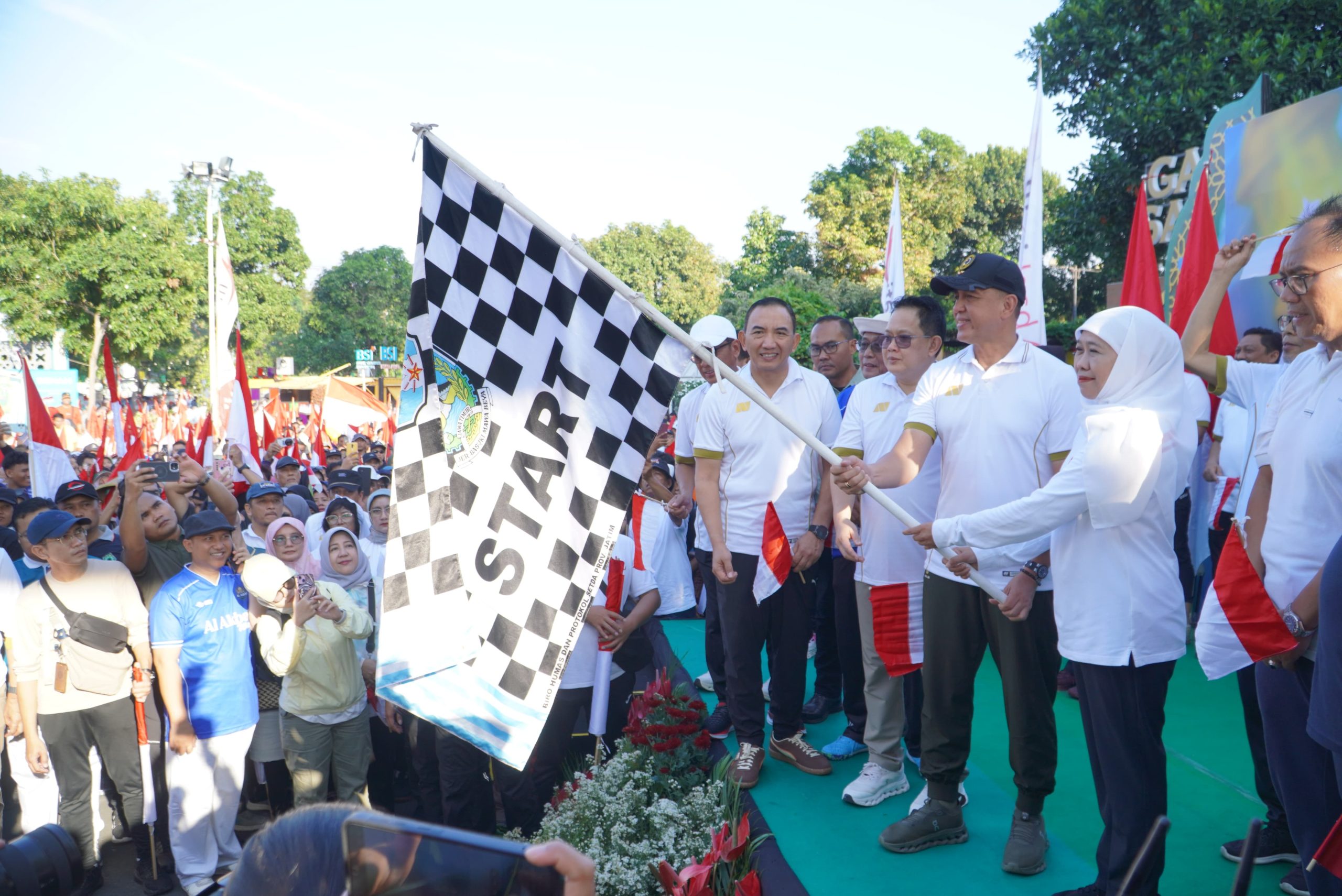 Jalan Sehat 1 Muharram, Warga Tumpah Ruah di Masjid Al Akbar Surabaya