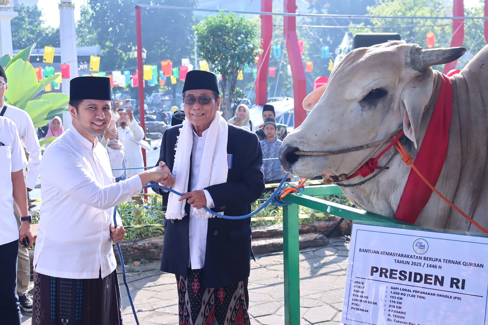 Plt Gubernur Jatim Emil Dardak Serahkan Kurban Presiden dan Gubernur Khofifah di Masjid Al Akbar Surabaya