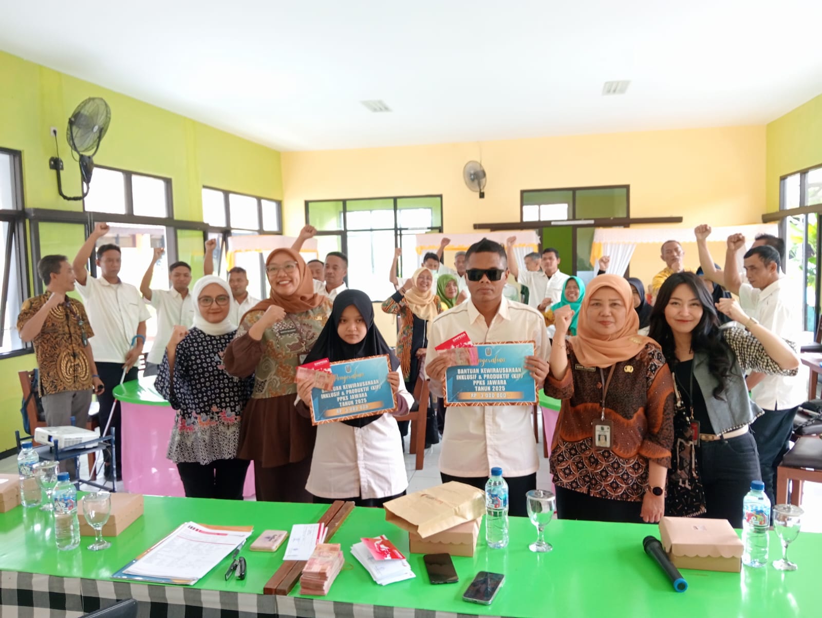 Bersama Bank Jatim, Dinsos Salurkan Bantuan KIP PPKS Jawara pada Disabilitas Netra