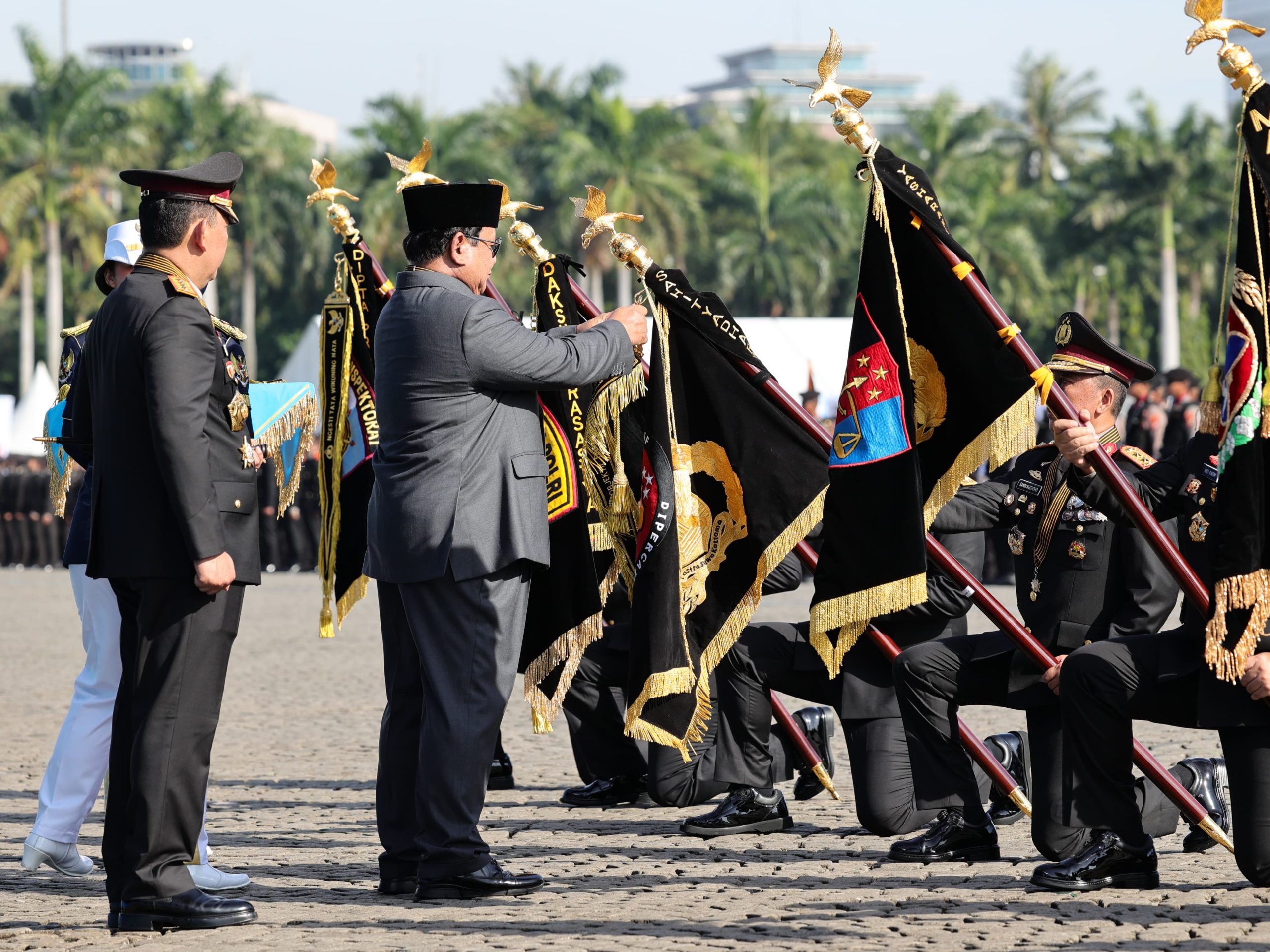 Presiden Hadiahi Penghargaan Nugraha Sakanti Kepada Divisi Humas Polri dan Enam Satker Lainnya