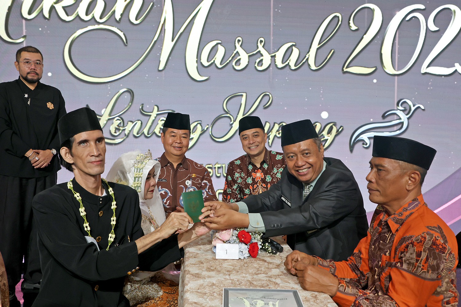 285 Pasangan Menikah, Wali Kota Eri Cahyadi Hingga Forkomimda Jadi Saksi