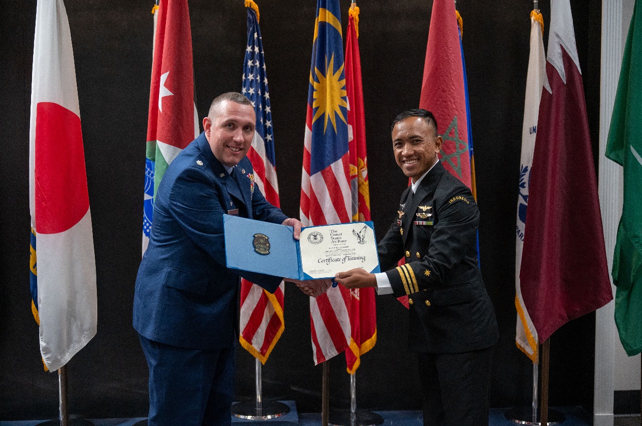 Mayor Herdian “Oxford” Arviananda, Raih Top Graduate di Kursus Intelijen Internasional AS