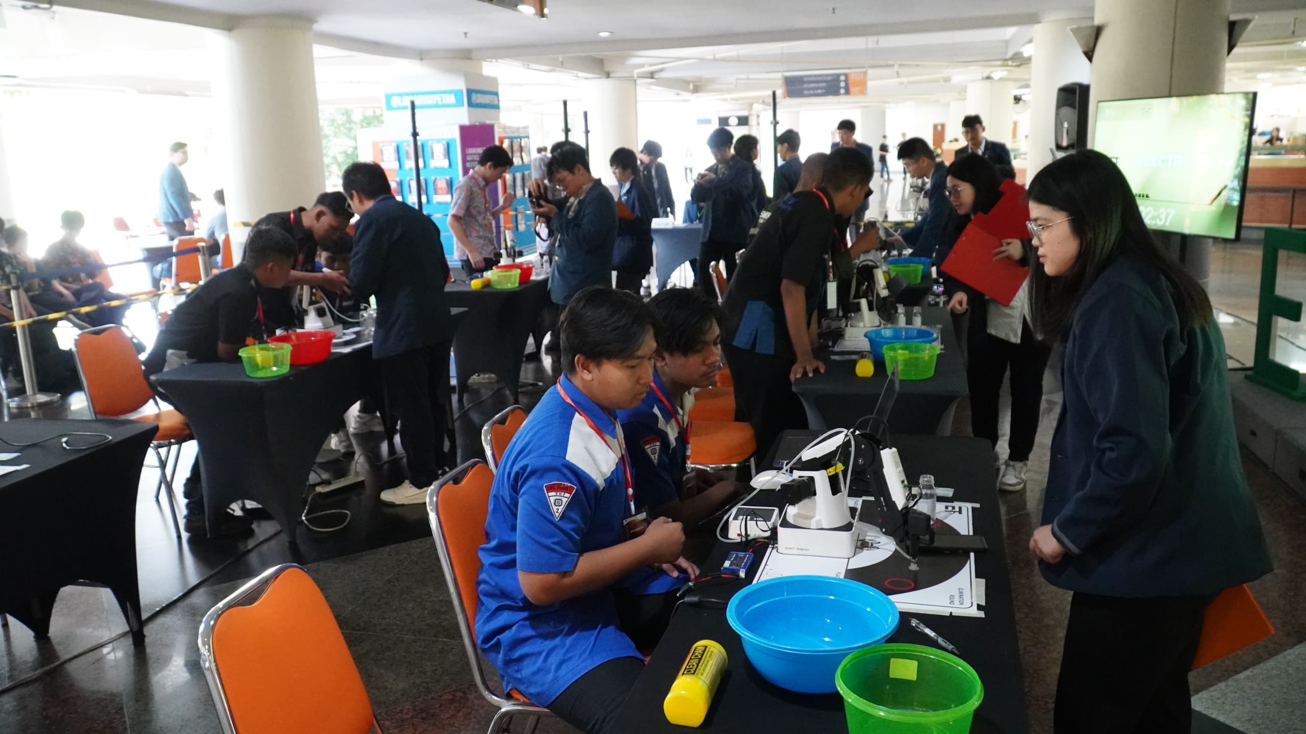 Robot Hemat Energi Adu Kecerdikan di Electrical Fiesta PCU