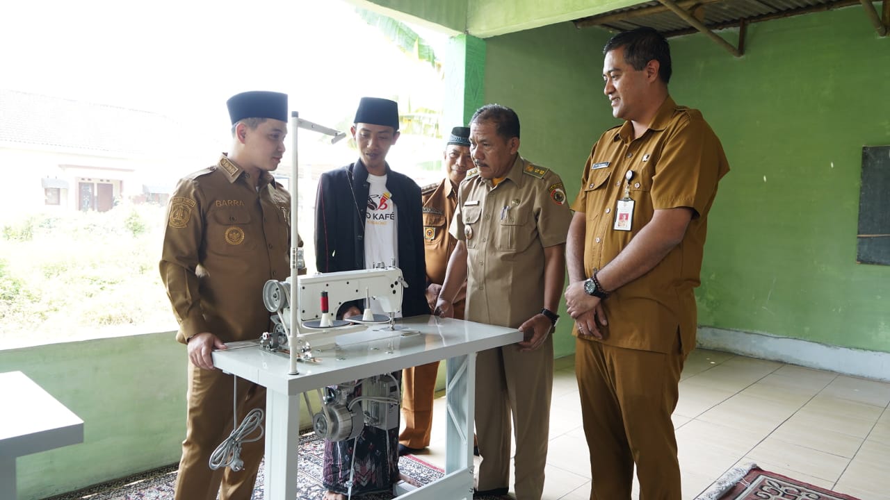 Pemkab Mojokerto Serahkan Mesin Jahit untuk Eks Napza di LKS Baitu Husodo