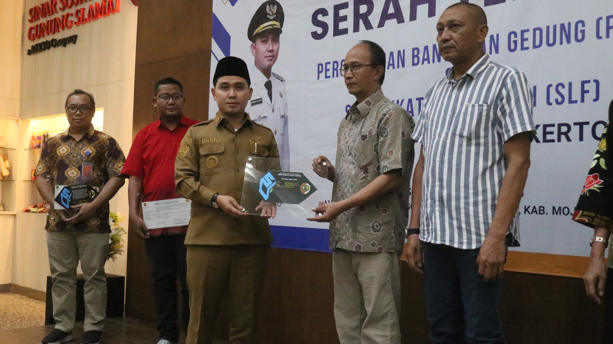 Gus Bupati Mojokerto Serahkan Sertifikat PBG & SLF Kepada Enam Perusahaan