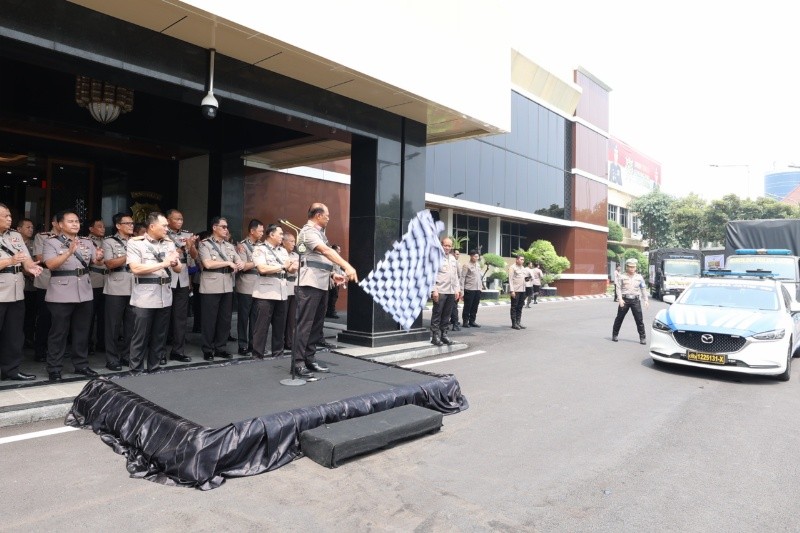 Polda Jatim Berangkatkan Bantuan Kemanusiaan untuk Korban Banjir dan Longsor di Sumatera