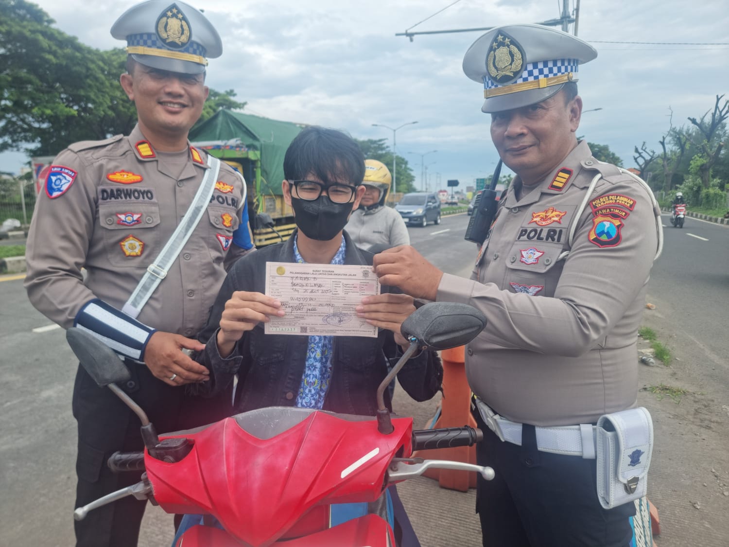 Antisipasi Kecelakaan, Kasat Lantas Polres Pelabuhan Tanjung Perak Pimpin Patroli Gabungan Skala Besar di Jembatan Suramadu