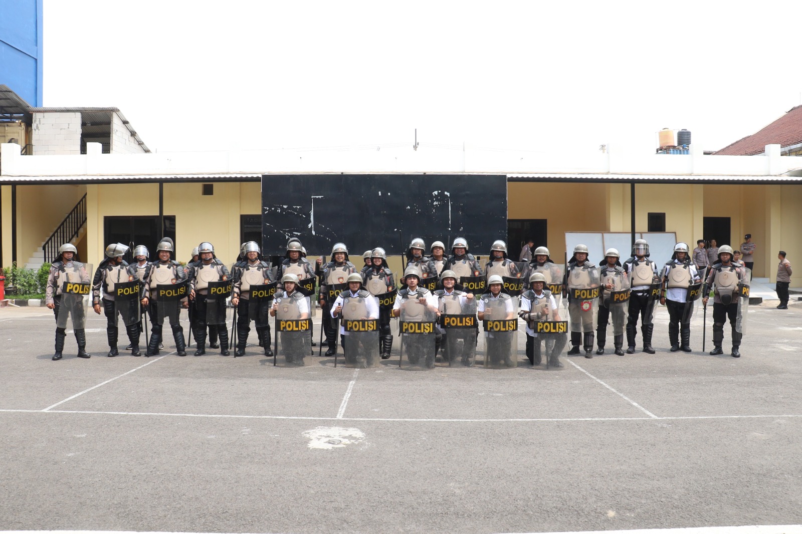 Kapolres Pelabuhan Tanjung Perak Pimpin Latihan Dalmas, Tunjukkan Empati pada Anggota.