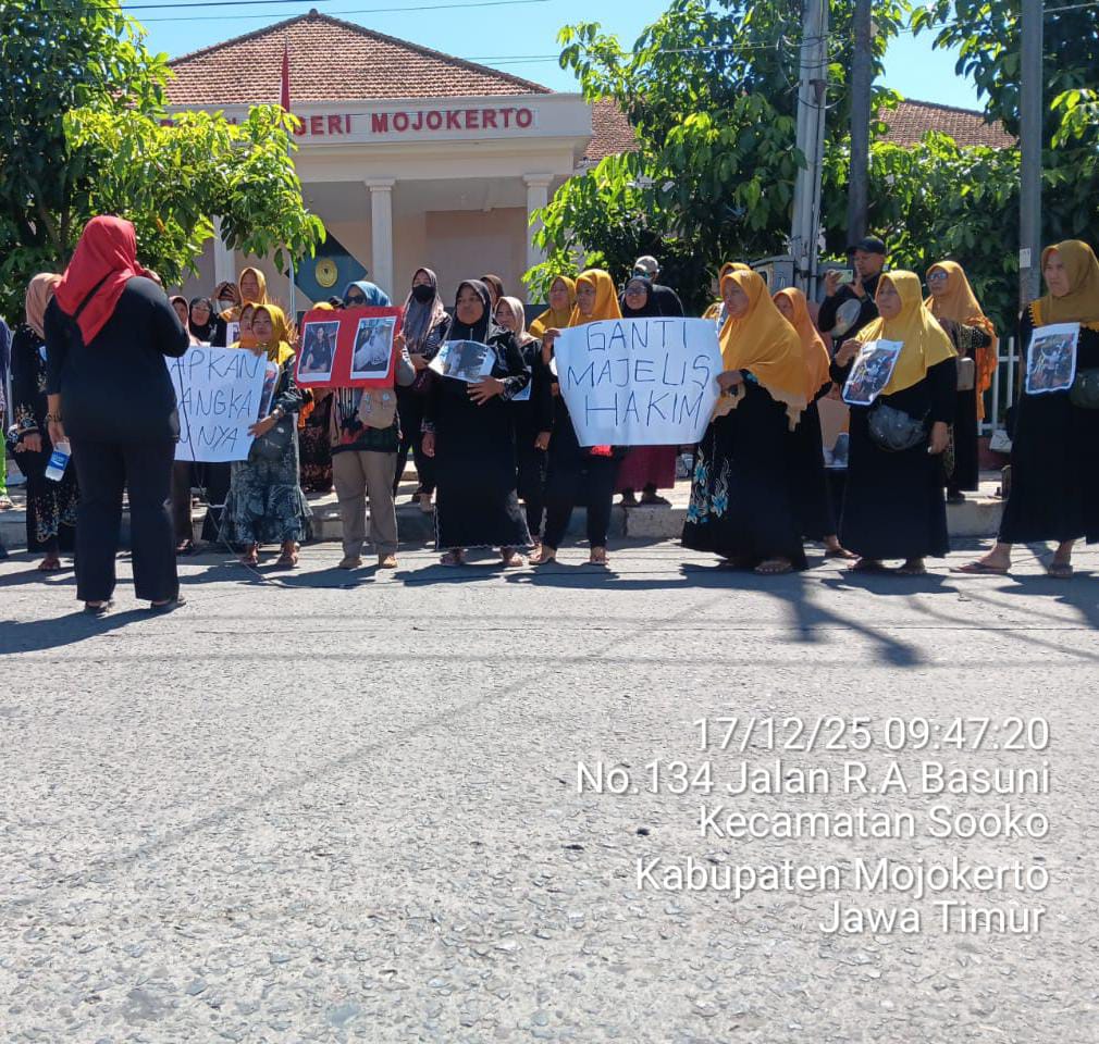 Warga Kaligoro Gelar Aksi Depan PN Mojokerto Tuntut Keadilan Bagi Keluarga Alfan