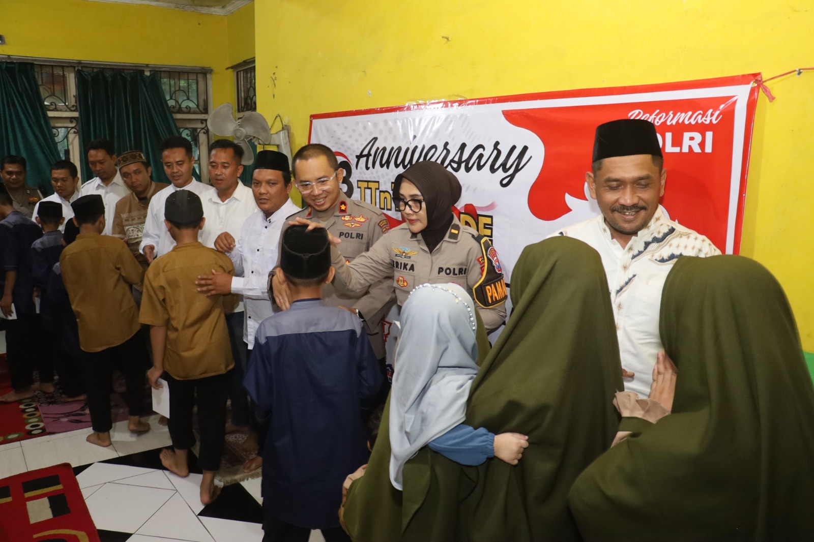 Berbagi di Hari Jadi ke-23, Bintara Polri TTnT–ASADE Polres Pelabuhan Tanjung Perak Santuni Anak Yatim