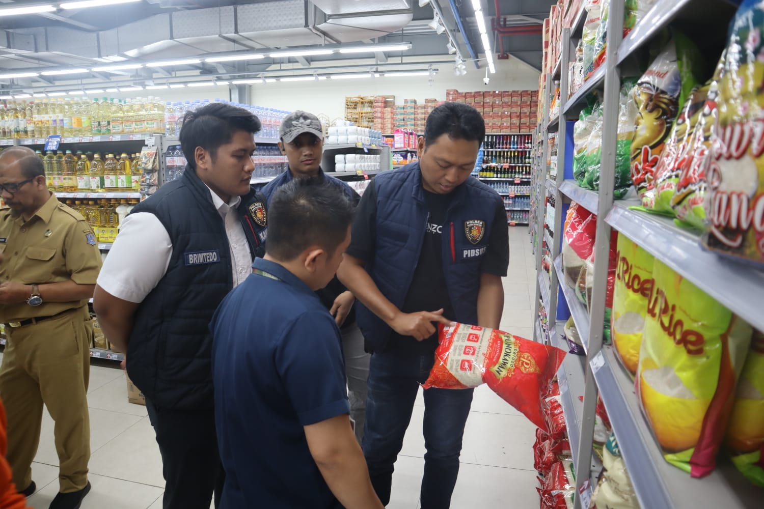 Satgas Pangan Polres Pelabuhan Tanjung Perak Intensifkan Pengawasan Bapokting Selama Nataru