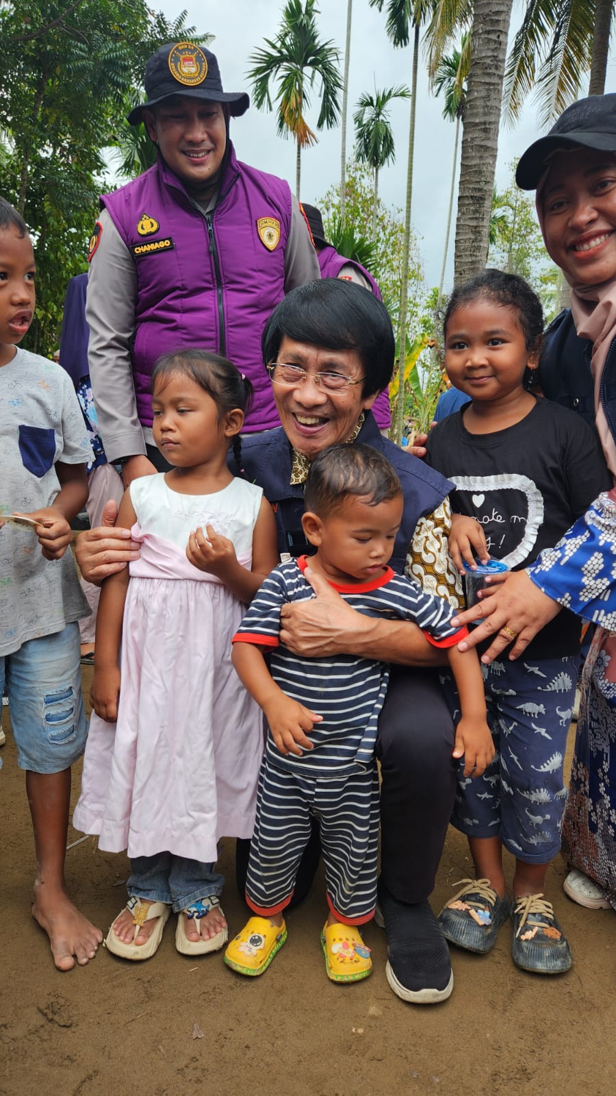 Ketua LPAI kak seto berikan dedikasi trauma healing kepada anak-anak korban bencana di aceh.