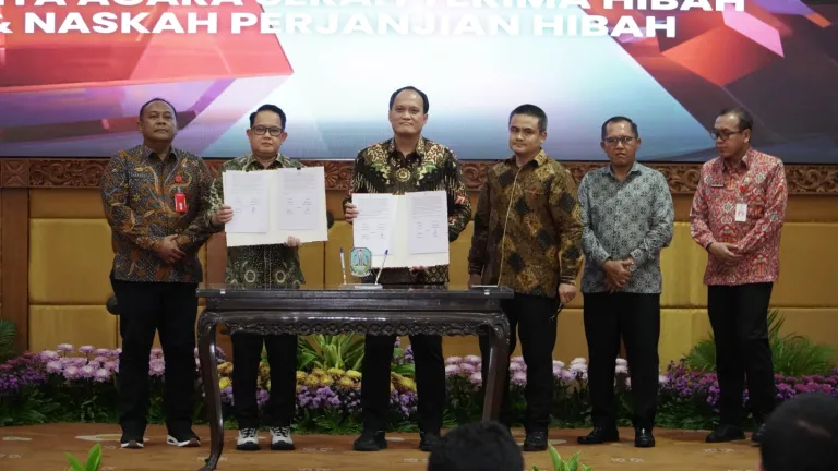 KPK Serahkan Hibah Barang Rampasan Negara ke Pemprov Jatim dan Pemkab Mojokerto