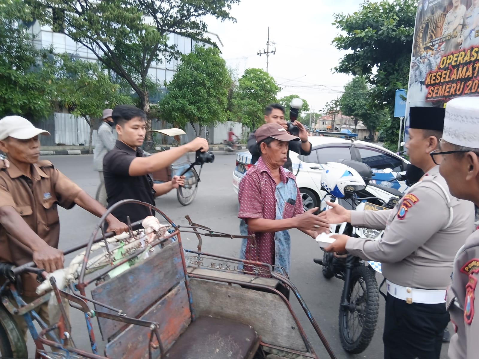 Di Bulan Suci Ramadhan Ke-8, Kasat Lantas Polres Tanjung Perak Bagikan Puluhan Takjil di Depan Pos Lantas Jakarta