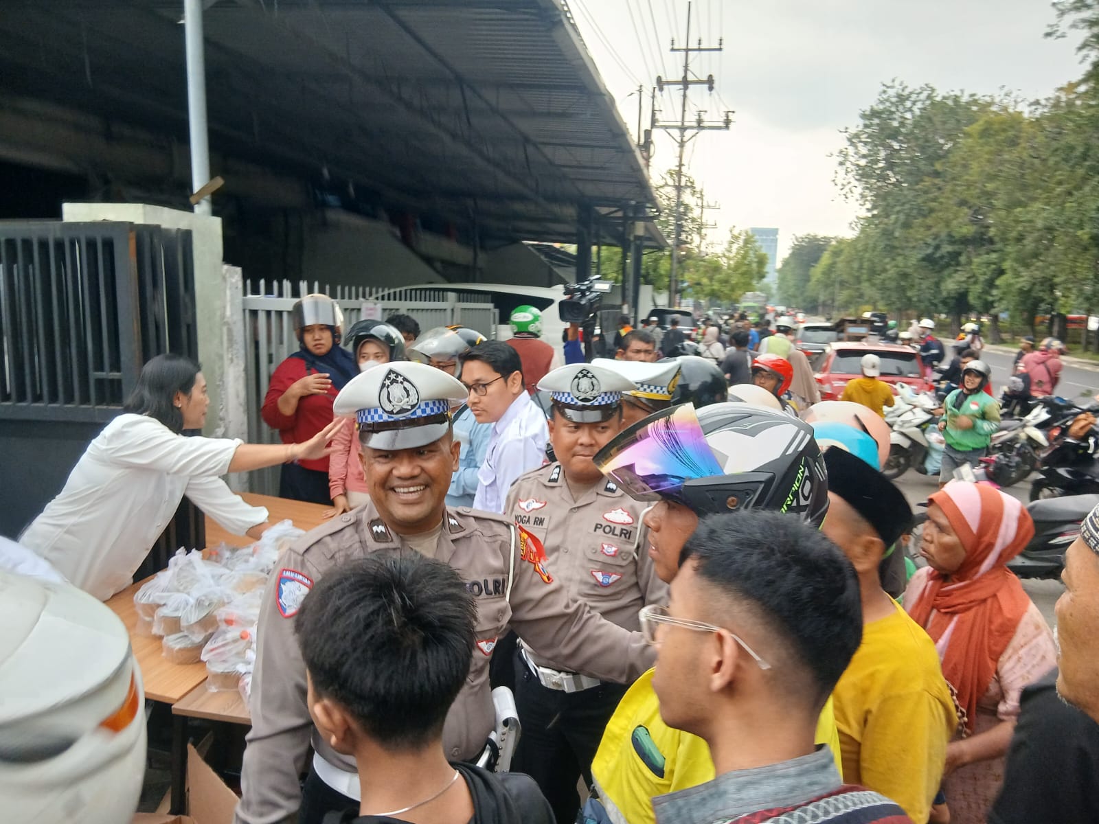 Petugas Satlantas Polres Pelabuhan Tanjung Perak Bagikan 300 Takjil di Jalan Perak Barat Surabaya