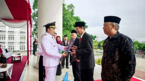 Bupati Pasuruan Serahkan Tali Asih Purna Tugas Kepada Tiga camat