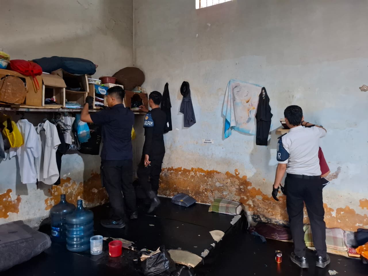 Rutan Sampang Gandeng TNI-Polri dan BNN Gelar Razia Blok Hunian dan Tes Urine Massal