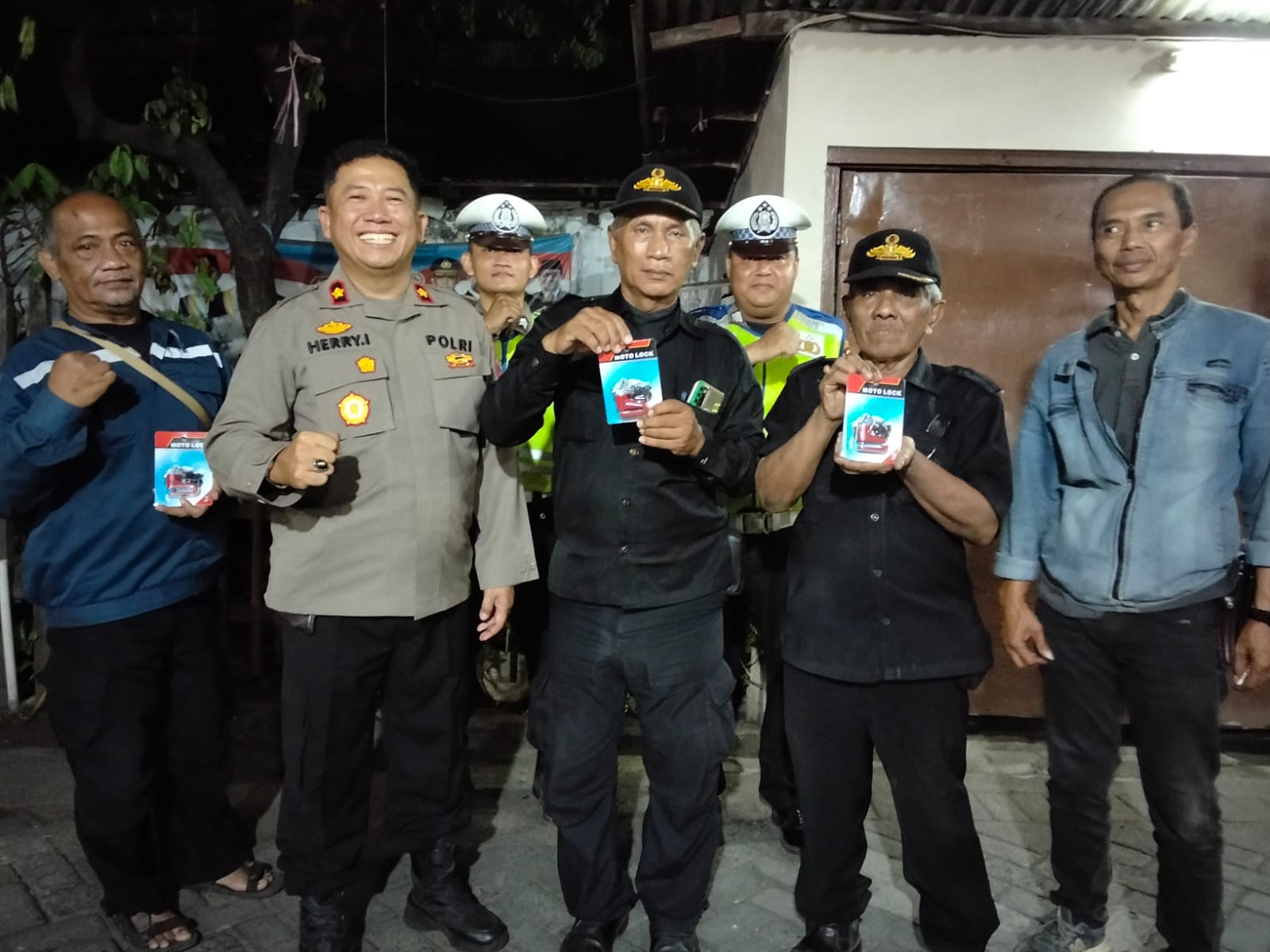 Antisipasi Curanmor, Polsek Semampir Bagikan Kunci Ganda Gratis untuk Warga