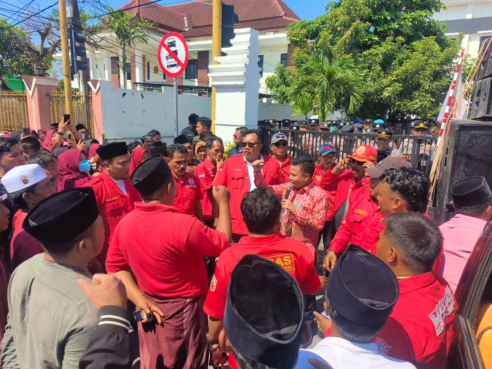 Skandal Peradilan di Sampang? 1.000 Massa Kepung PN, Kasus Syamsul Diduga Sarat Kejanggalan