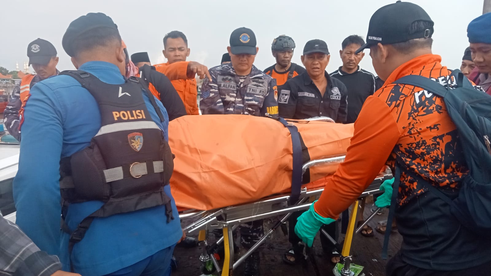 Perahu Tenggelam di Depan Pelabuhan Gresik, Satu Tewas dan Dua Masih Dicari